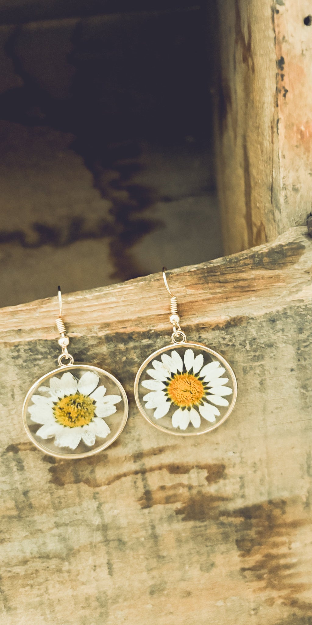 Beautiful Gold Daisy Earrings