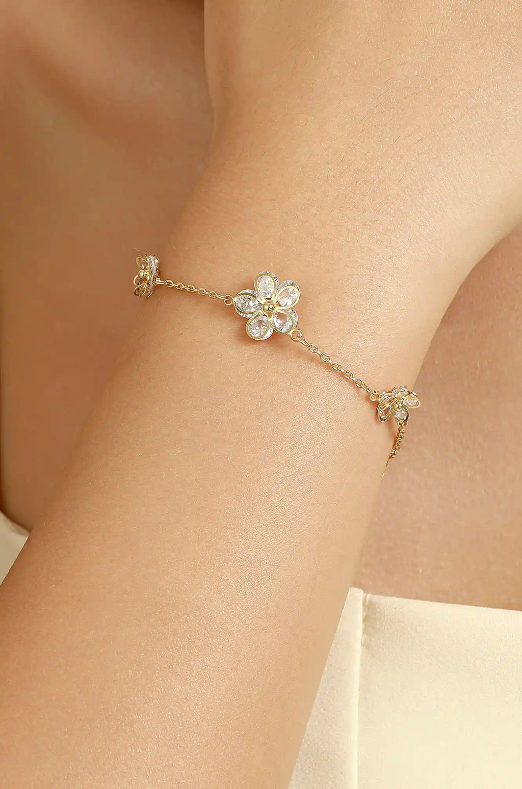 Dainty Sparkling Flower Bracelet